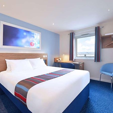 Travelodge Kingston Upon Thames Central London Room photo