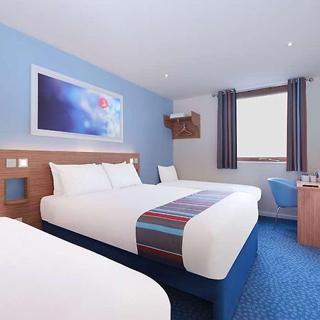 Travelodge Kingston Upon Thames Central London Room photo