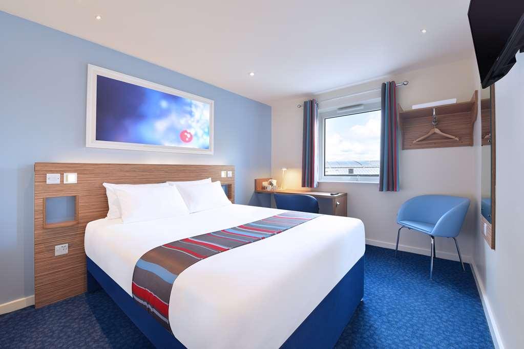 Travelodge Kingston Upon Thames Central London Room photo
