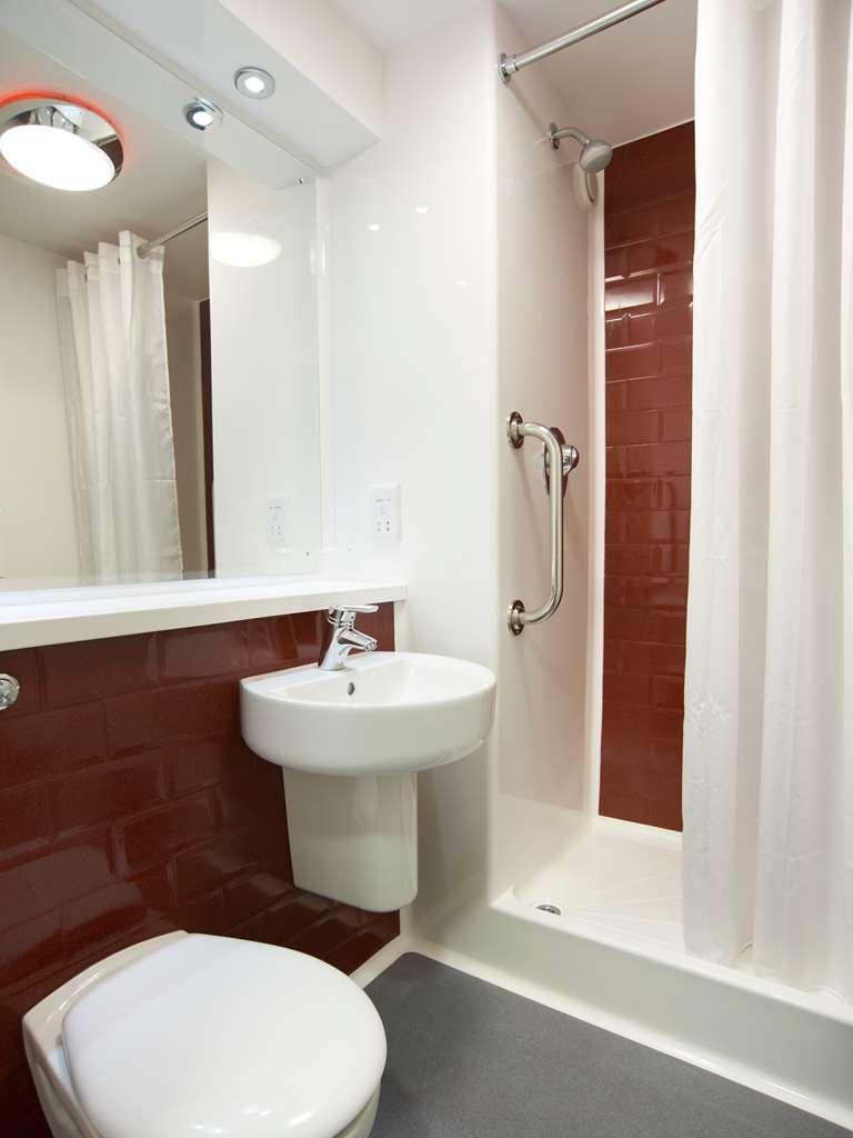 Travelodge Kingston Upon Thames Central London Room photo