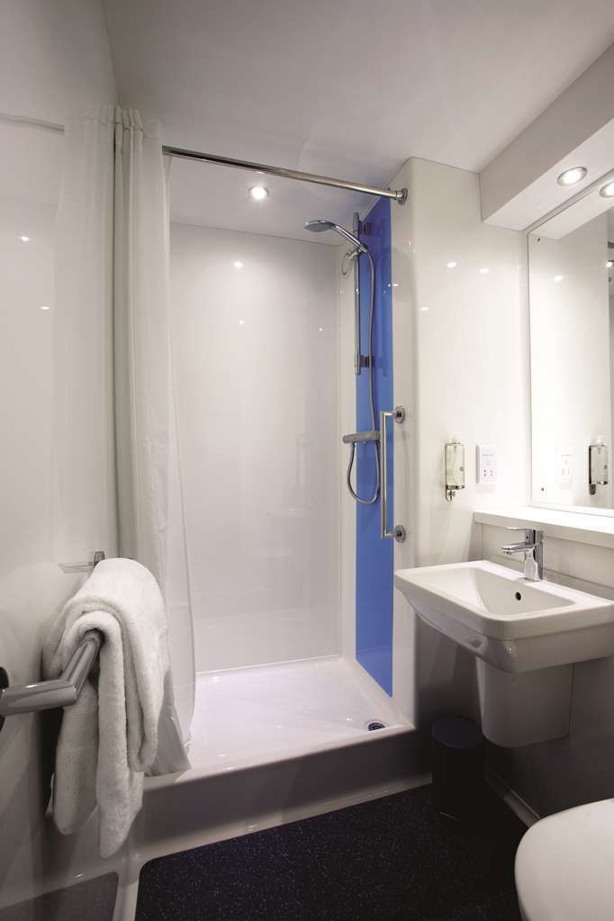 Travelodge Kingston Upon Thames Central London Room photo