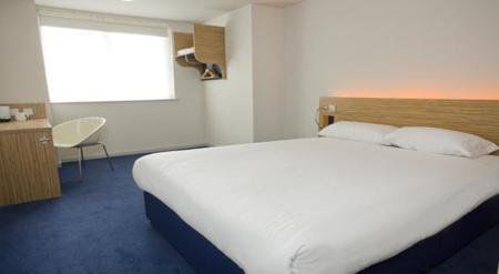 Travelodge Kingston Upon Thames Central London Room photo