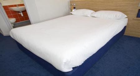 Travelodge Kingston Upon Thames Central London Room photo